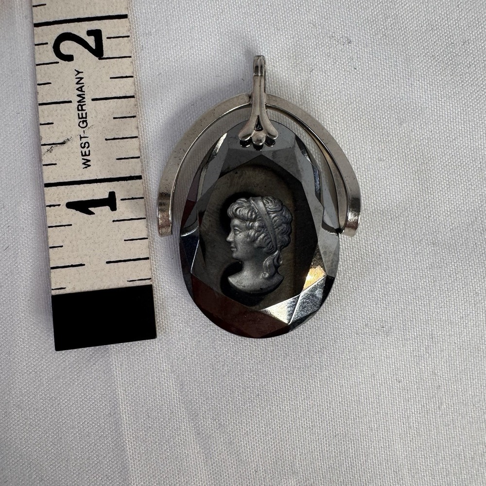 Vintage Black Glass Intaglio Cameo Oval Pendant‎ Circa 1970s Swivels Silver tone - Picture 5 of 5